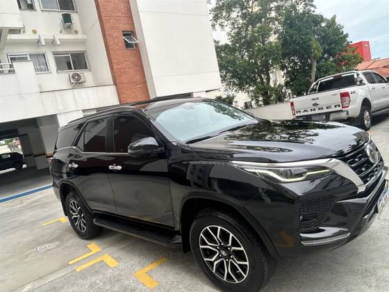 TOYOTA HILUX SW4 2.8 D-4D TURBO DIESEL SRX 4X4 AUTOMÁTICO
